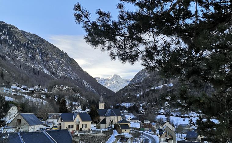 Vue du jardin sur le village en hiver